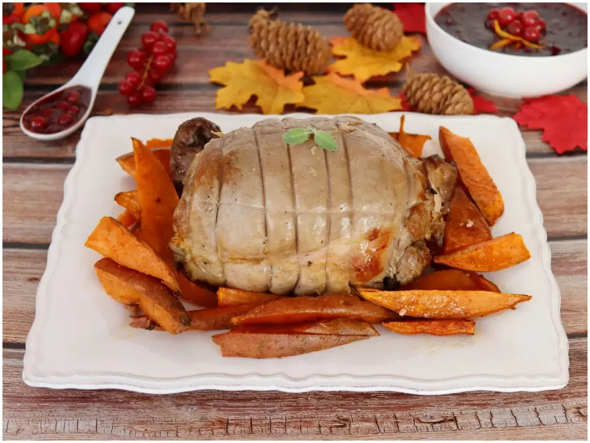 Un succulento arrosto di tacchino, cotto alla perfezione, servito su un letto di patate dolci arrostite. Un piatto autunnale invitante.