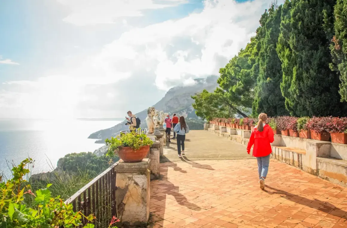 Spacer po tarasie widokowym z rzeźbami i widokiem na morze. Idealne miejsce, by zobaczyć Amalfi.