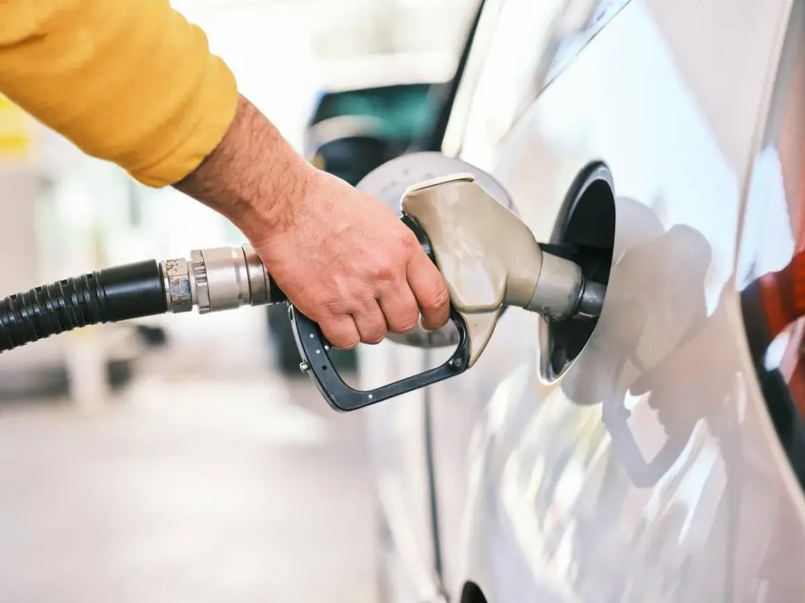 Ręka tankuje samochód. Czy silnik TDI to benzyna czy diesel? To pytanie zadaje sobie wielu kierowców.