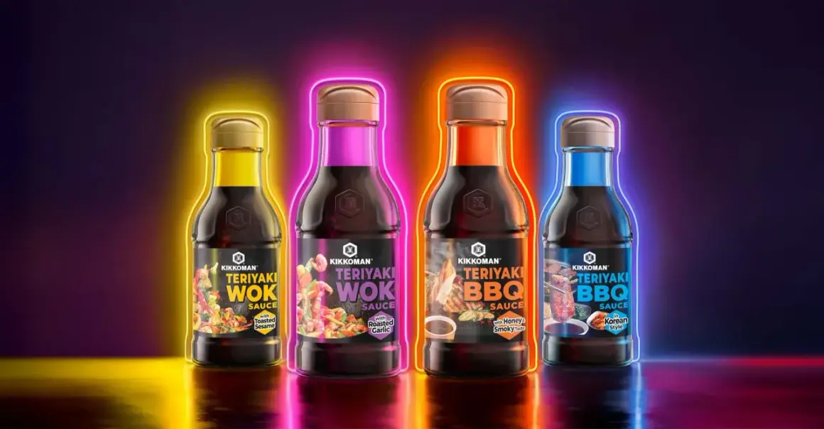 Fyra flaskor Kikkoman teriyaki marinad i olika smaker, omgivna av neonljus.