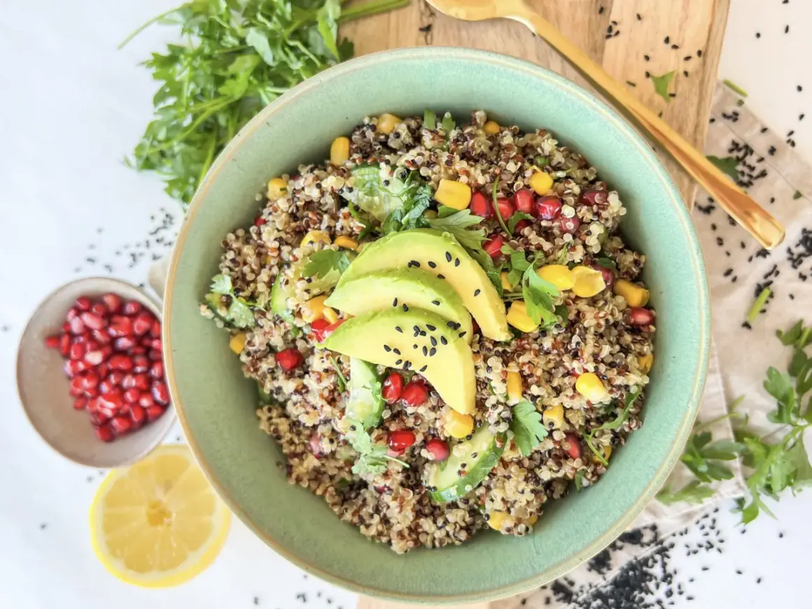 Bunter Quinoa-Salat mit Avocado, Granatapfel und Mais – ein schneller Salat, der satt macht und schmeckt.