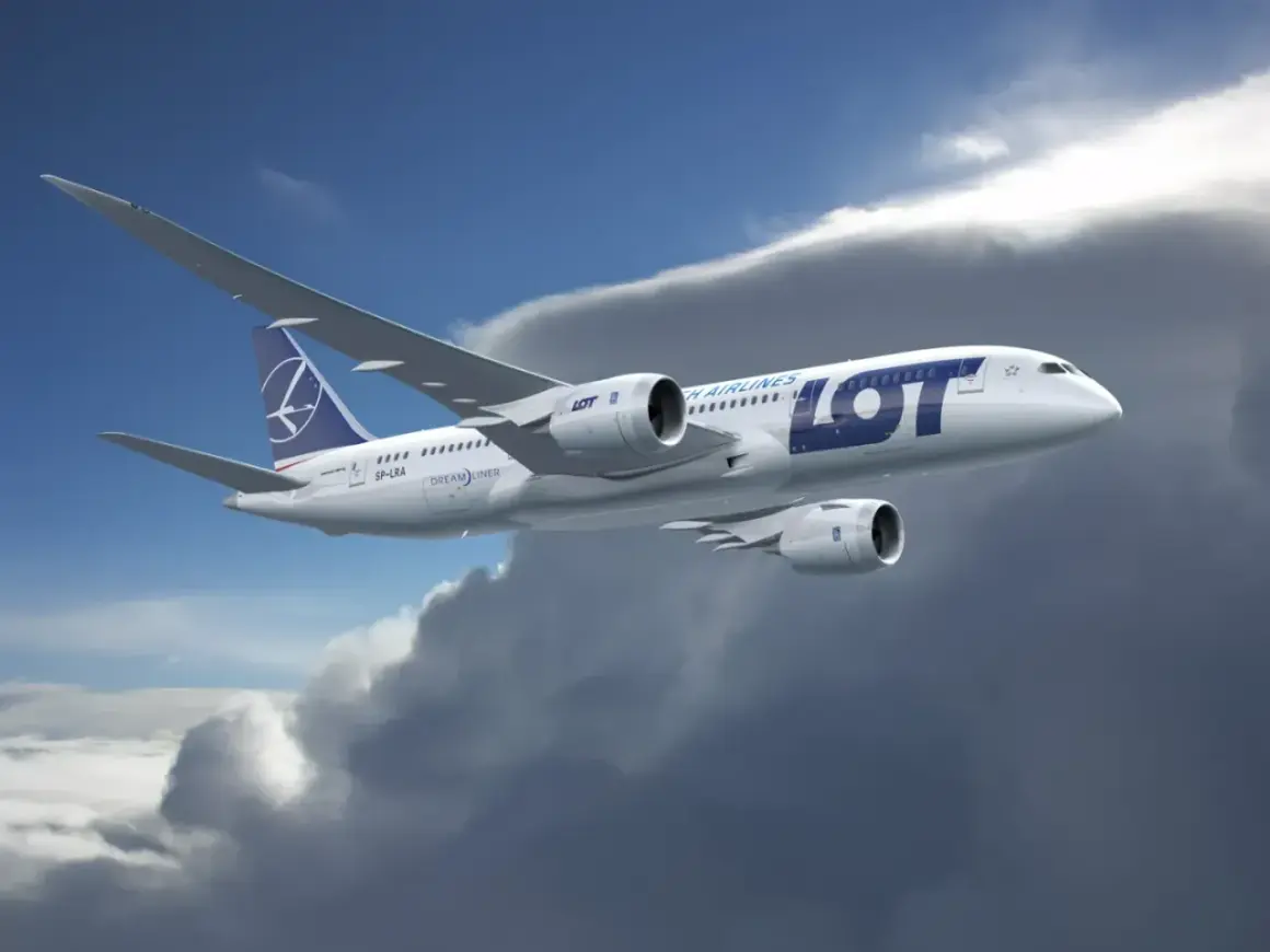 Dreamliner LOT-u, jedne z najlepszych linii lotniczych, wznosi się ponad chmurami.