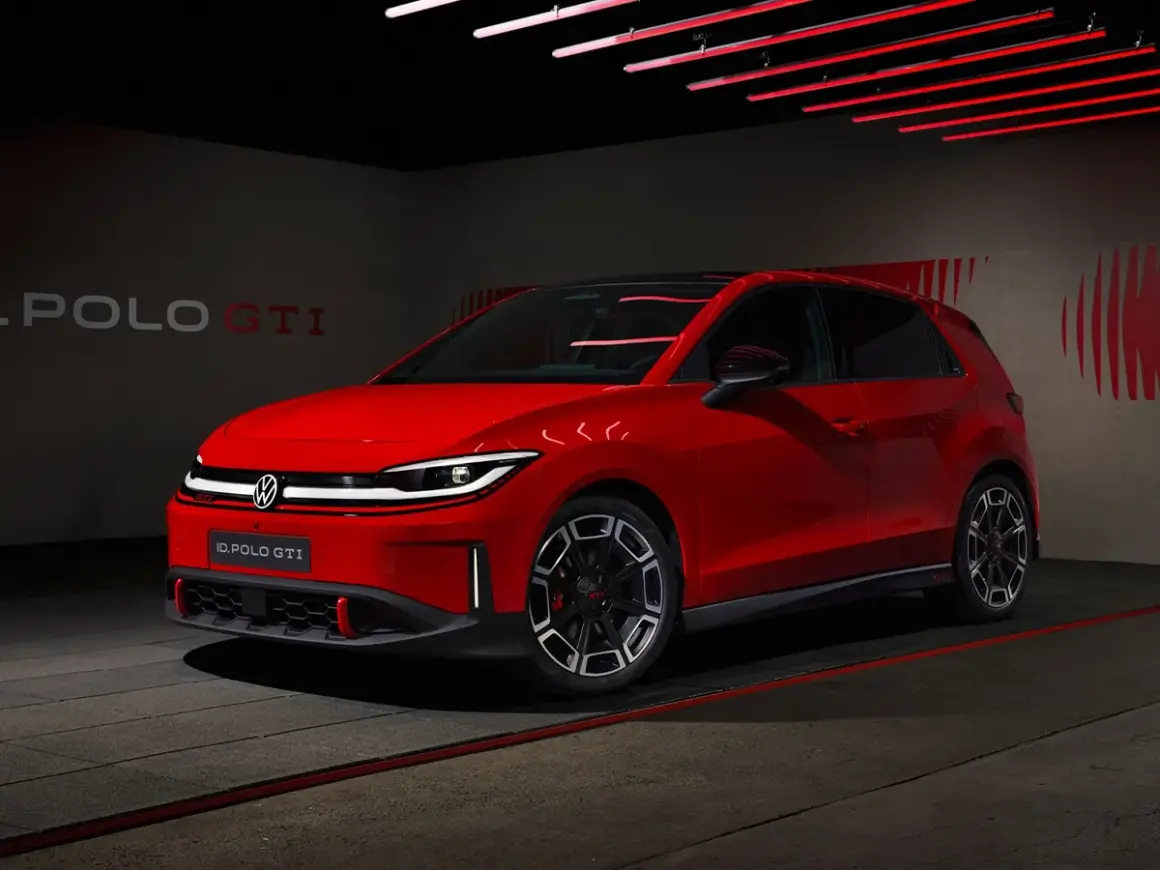 En röd elbil, en ID. Polo GTI, står i ett mörkt garage med röda ljusdetaljer.