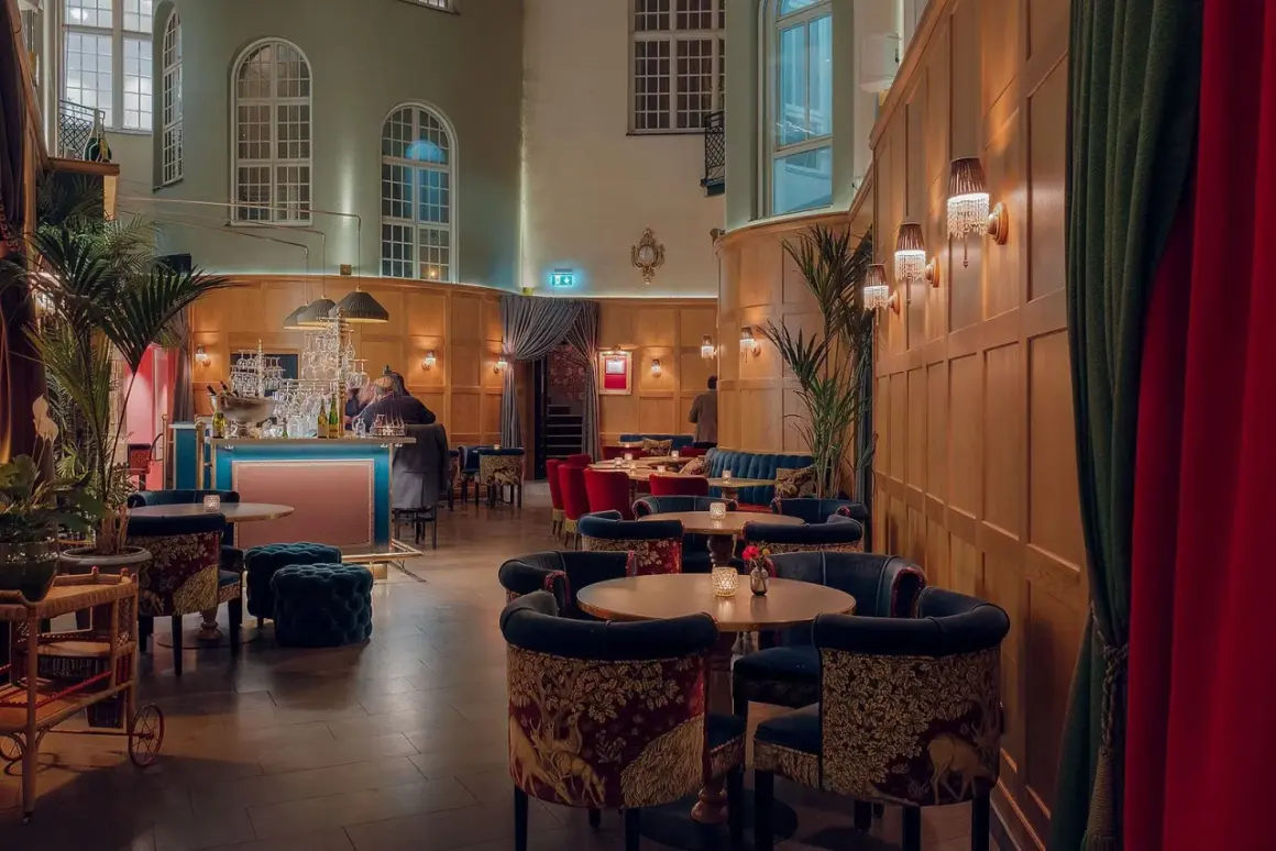 Elegant jazz bar i Stockholm med sammetssoffor, mönstrade stolar och en stilfull bar.