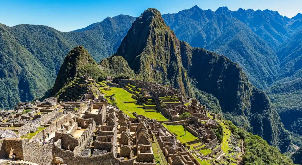 Machu Picchu, gdzie jest? To starożytne miasto Inków w Andach, Peru, otoczone zielonymi górami i błękitnym niebem.