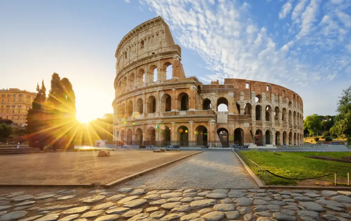 Colosseum i Rom badar i solljus. Visste du colosseum fakta att det kunde rymma upp till 80 000 åskådare?