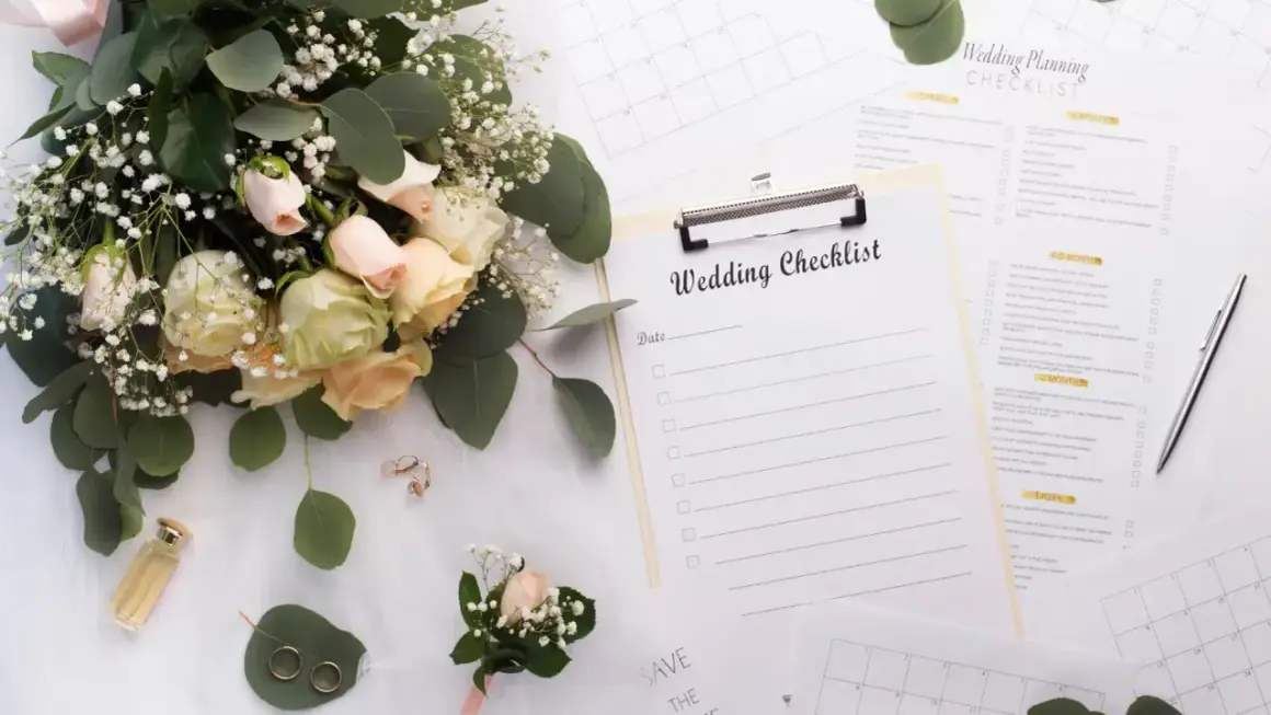 Un bouquet de roses, des alliances, un parfum et une liste de contrôle pour l'organisation mariage soi-même.