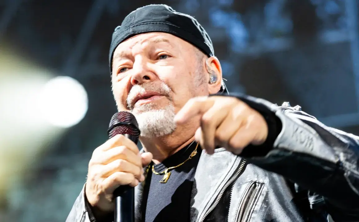 Vasco Rossi canta con passione, puntando il dito. I suoi testi, come "non mi va", risuonano potenti.