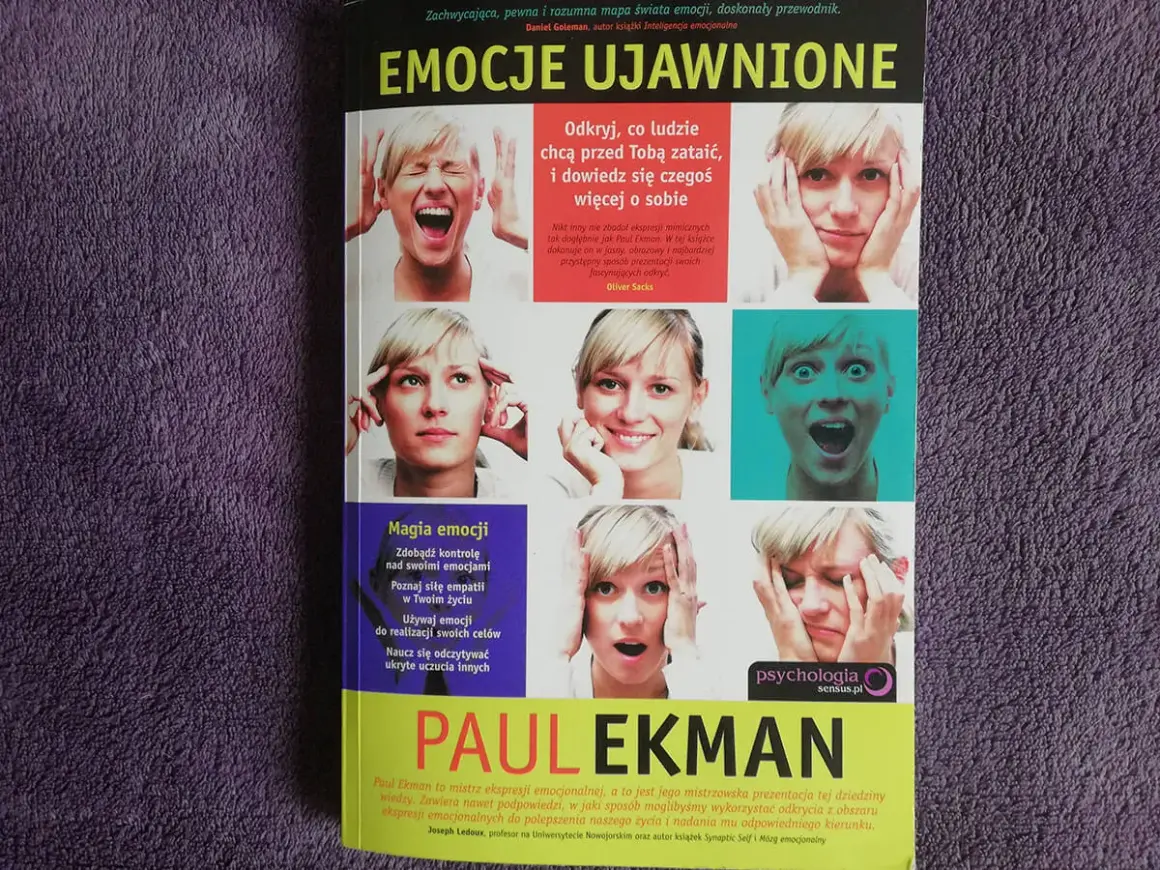 Okładka książki "Emocje ujawnione" Paula Ekmana, prezentująca różne ludzkie emocje.