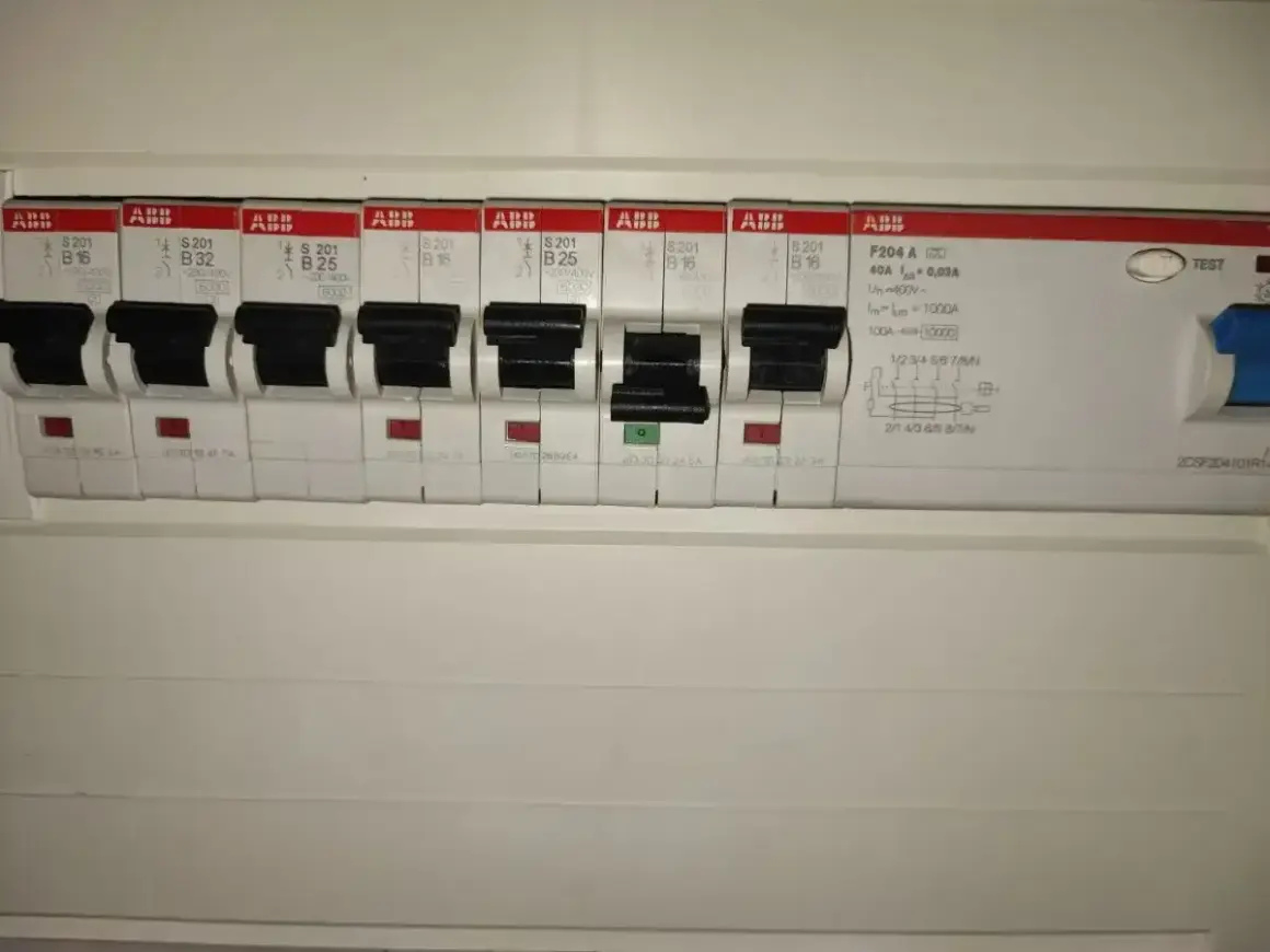 Rząd wyłączników automatycznych ABB, w tym zabezpieczenie przedlicznikowe, zapewnia bezpieczeństwo instalacji elektrycznej.