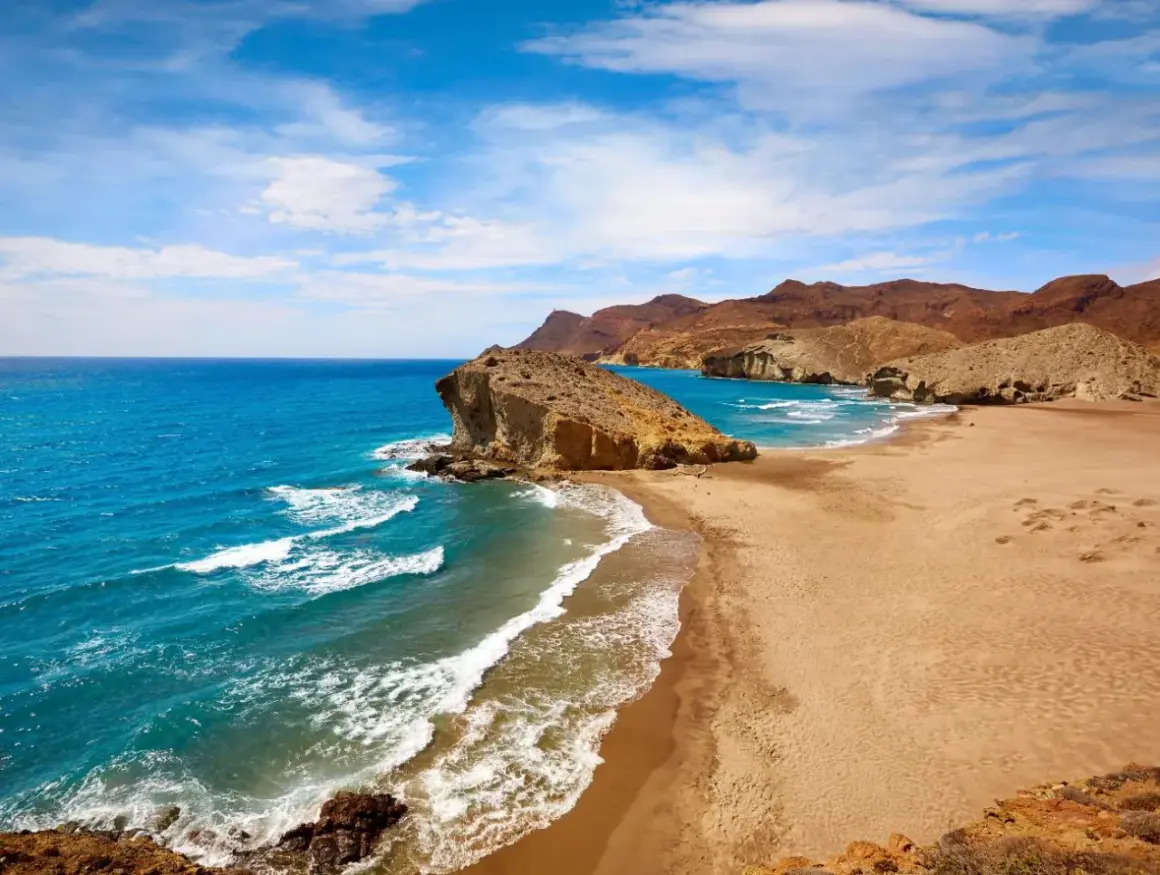 Playa Indiana Jones en Almería, con aguas turquesas y formaciones rocosas que evocan aventuras.