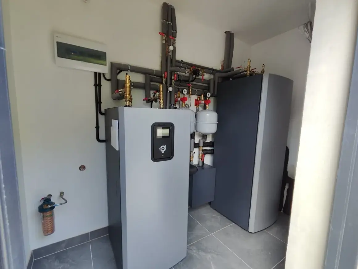 Sterownik nie załącza pompy CWU. Widoczny panel sterowania, zasobnik CWU i instalacja grzewcza.