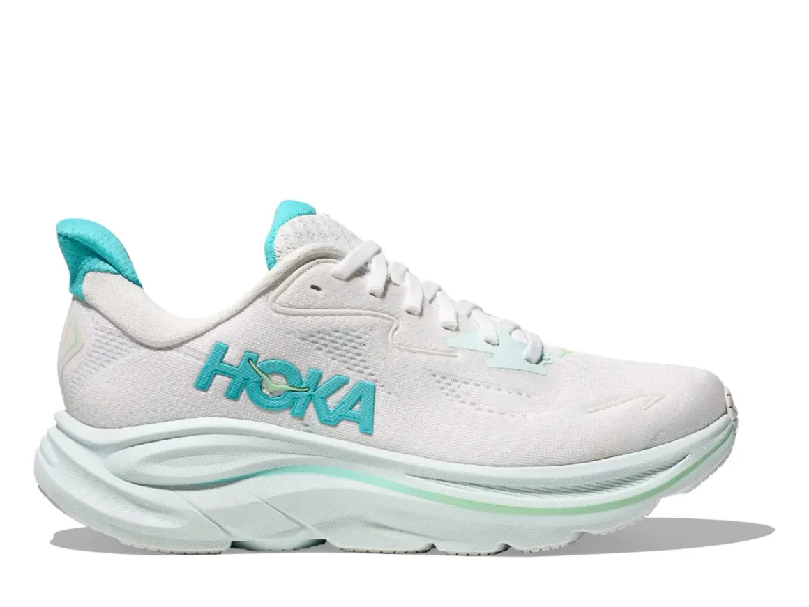 Weißer Hoka Schuh mit türkisfarbenem Logo und Akzenten. Viele positive Hoka Schuhe Erfahrungen sprechen für diesen Laufschuh.