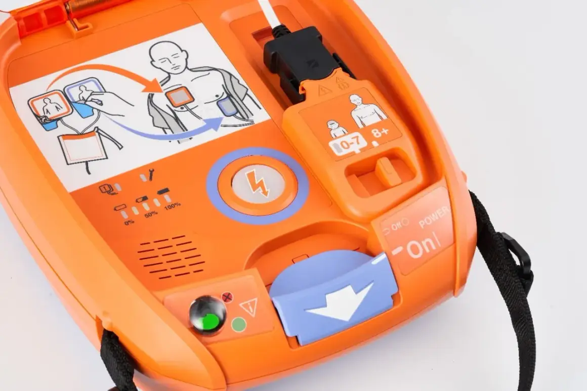 Automatyczny defibrylator AED: Ratuj życie czy to naprawdę proste?