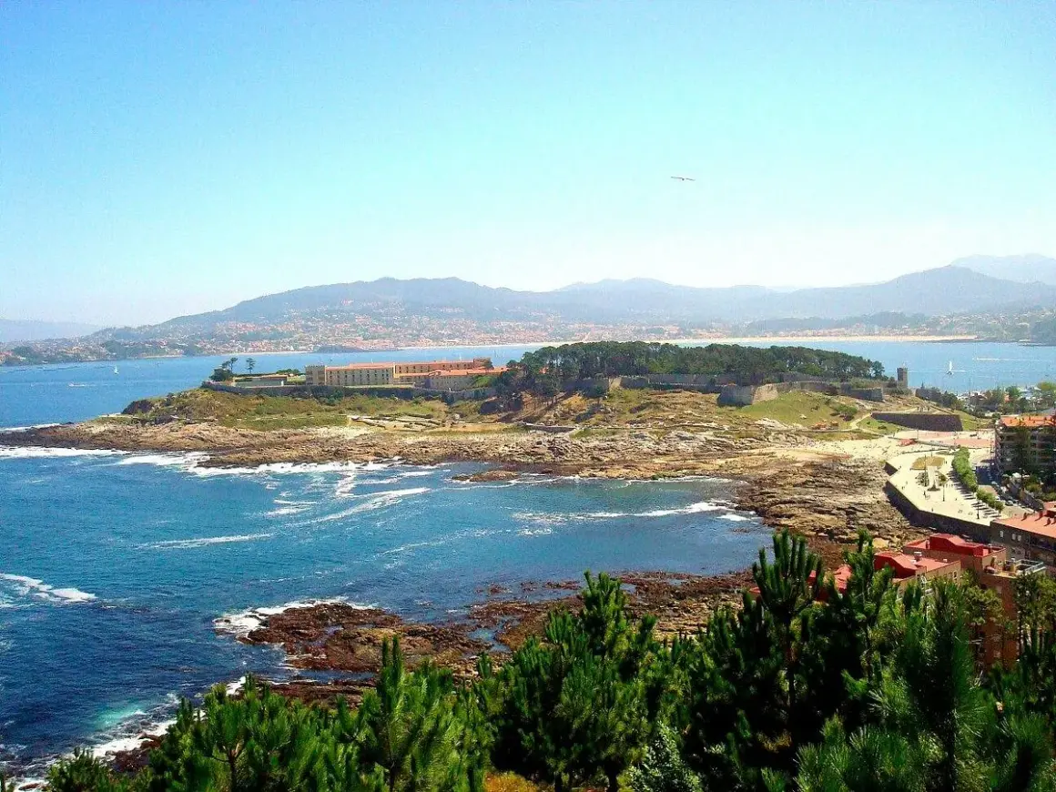 Vista panorámica de la fortaleza de Monterreal, con el mar azul y la costa rocosa.