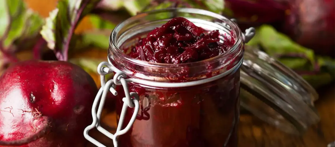 Słoik z buraczanym chutney, obok świeże buraki. Zastanawiasz się, chutney co to? To pyszny dodatek.