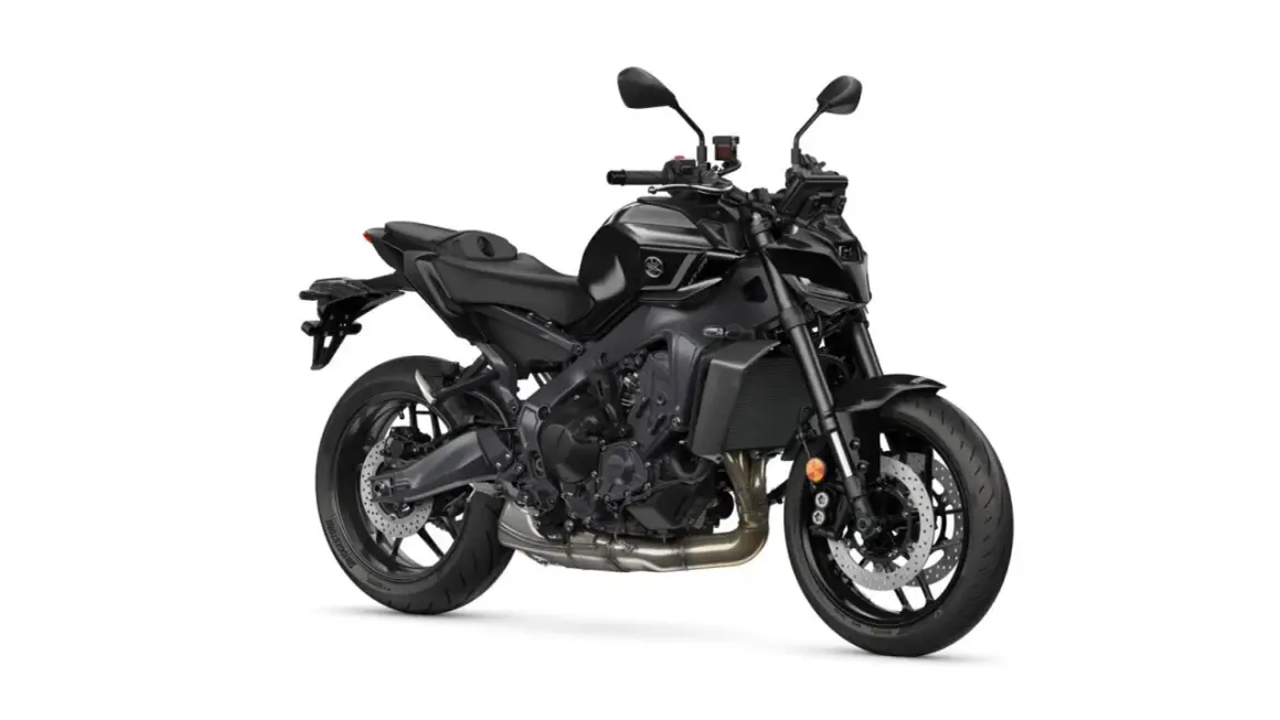 Czarny motocykl Yamaha MT09, z agresywnym przodem i sportowym charakterem, gotowy na podbój dróg.