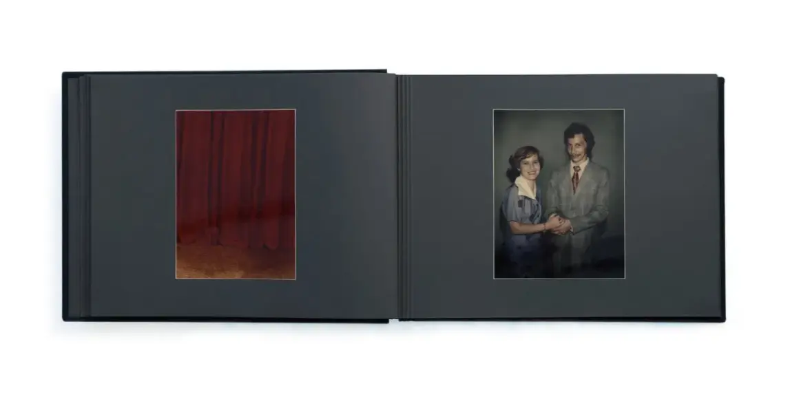 Aneta Grzeszykowska w albumie: z lewej czerwona kurtyna, z prawej para w strojach z lat 70.