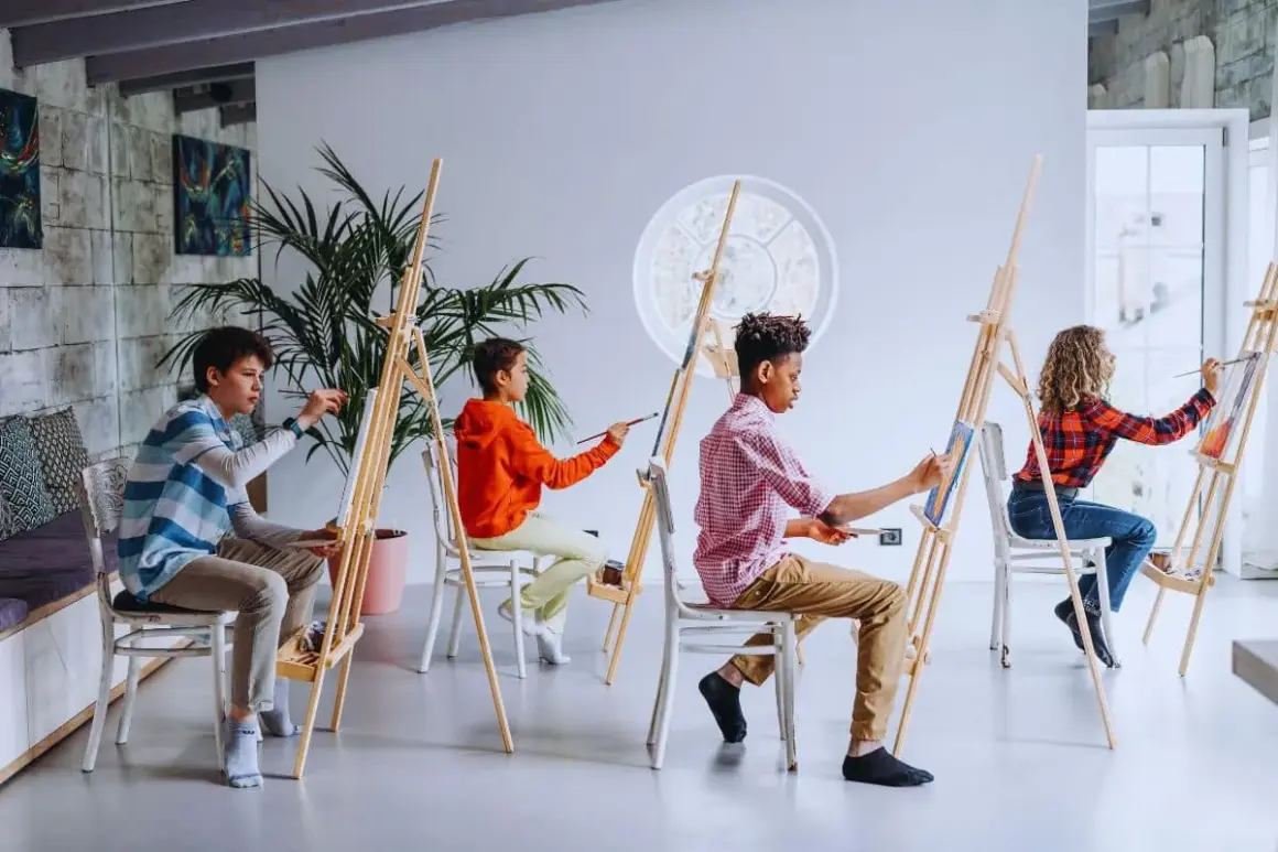 Des enfants concentrés sur leurs toiles, un tableau facile à peindre pour exprimer leur créativité.