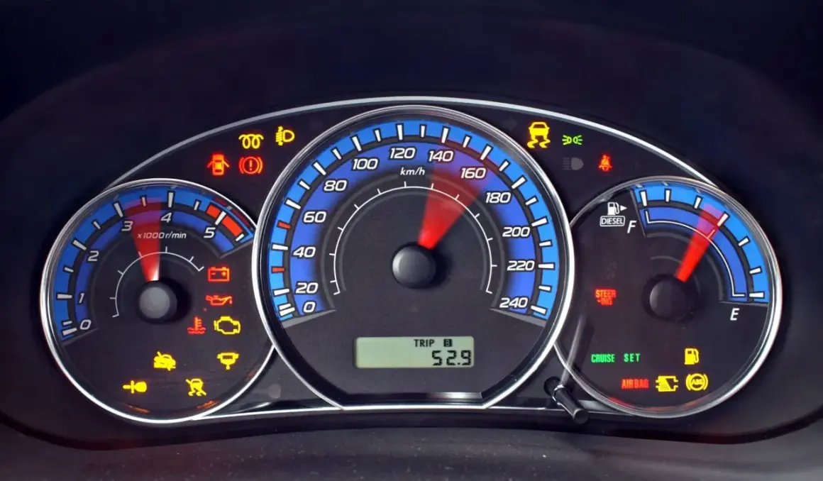 Deska rozdzielcza Ford Kuga z wieloma kontrolkami, w tym ABS, poduszka powietrzna i ostrzeżenie o niskim poziomie paliwa.