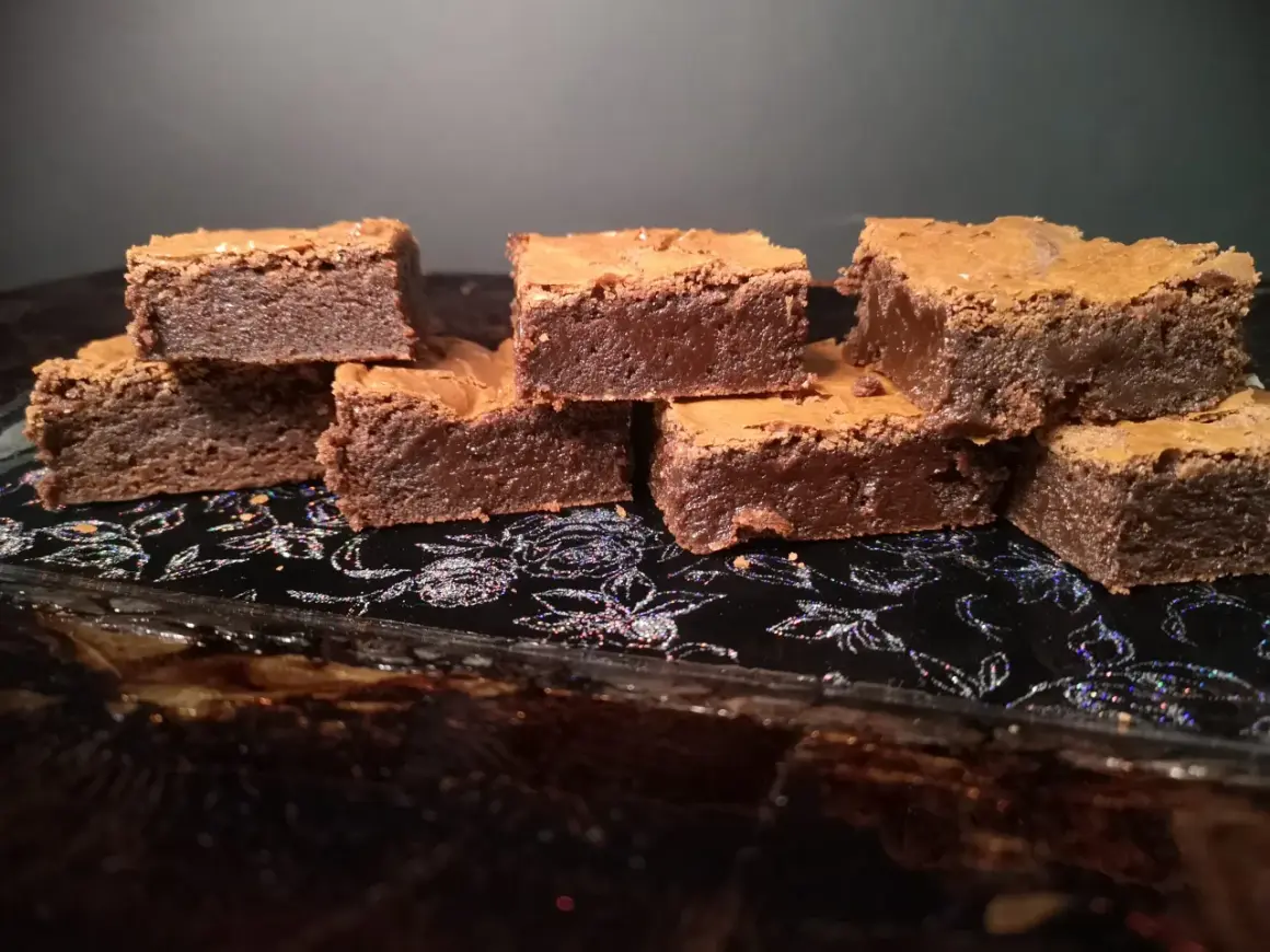 En hög med fudgy brownies, perfekta för ett brownie recept.
