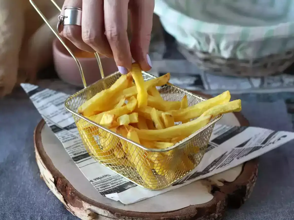Chrupiące frytki z frytkownicy, idealne do wypróbowania w ramach airfryer przepisy po polsku. Smacznego!