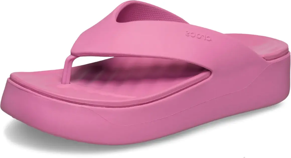 Un paio di crocs rosa con zeppa, perfette per un look estivo audace e comodo.