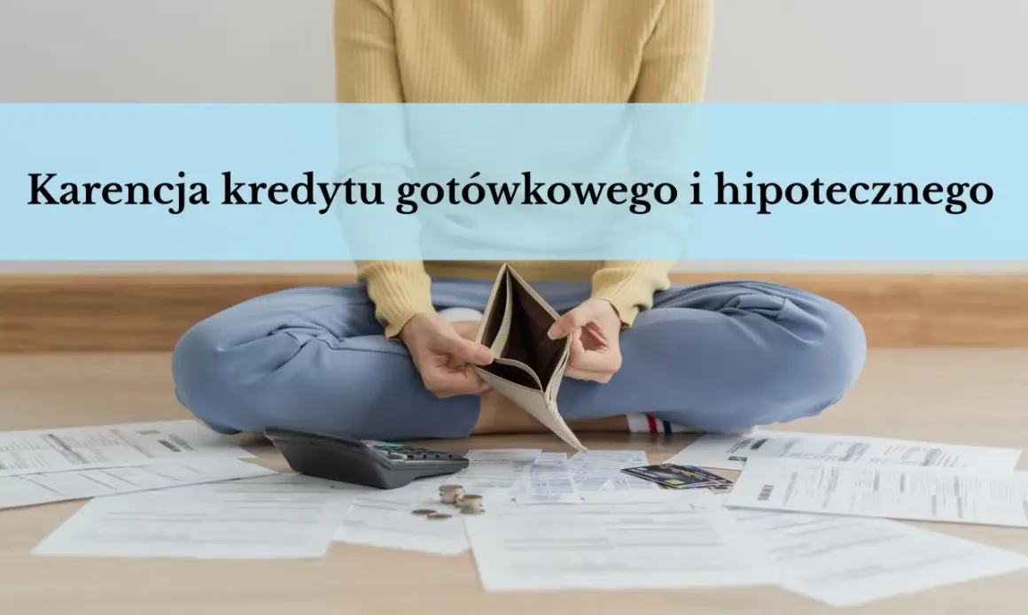 Osoba z pustym portfelem i rachunkami zastanawia się, karencja kredytu co to jest. Kalkulator i monety obok.