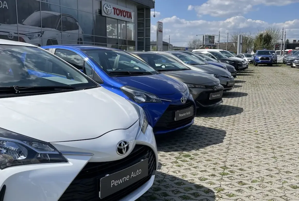 Rząd lśniących, **toyota używane z salonu** czeka na nowych właścicieli. Wśród nich biała, niebieska i grafitowa.