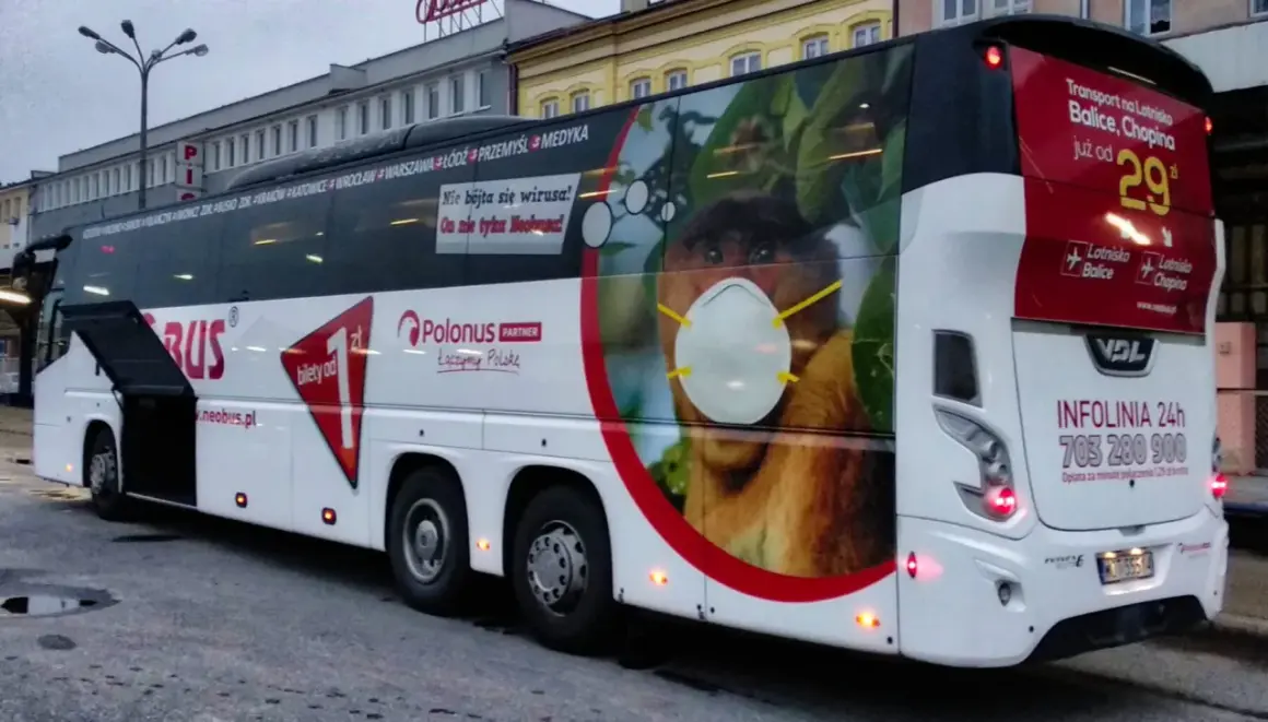 Autobus Neobus z wizerunkiem nosacza z maseczką i informacją o biletach od 1 zł.