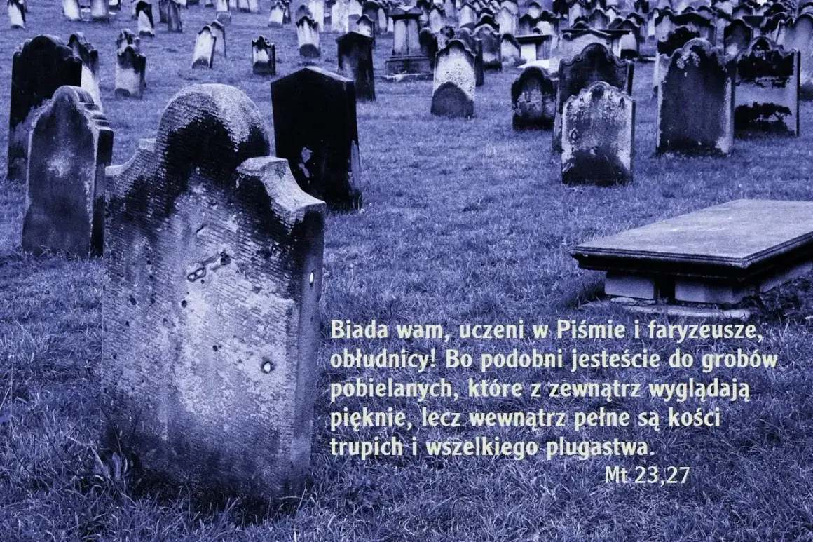 Cmentarz z nagrobkami, na którym widnieją cytaty biblijne na pogrzebie. "Biada wam, uczeni w Piśmie i faryzeusze, obłudnicy! Bo podobni jesteście do grobów pobielanych..." Mt 23,27.