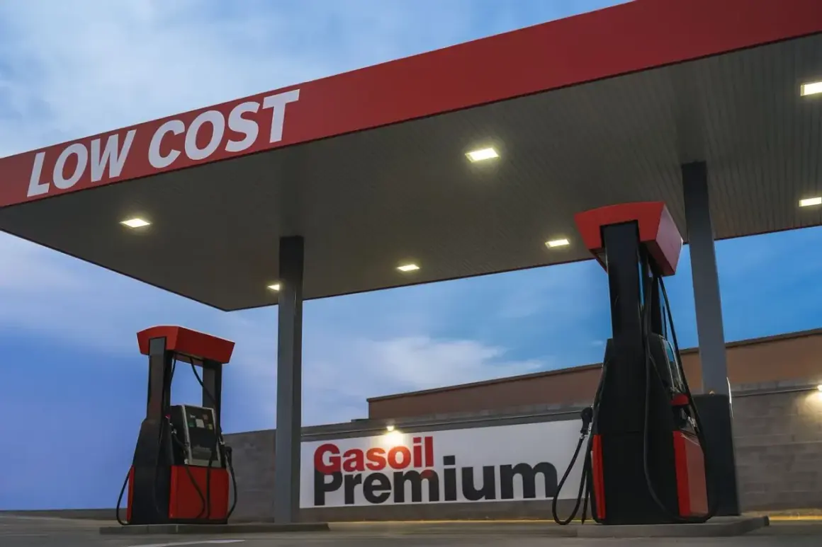 Gasolinera "Low Cost" con surtidores de gasolina catalizada.