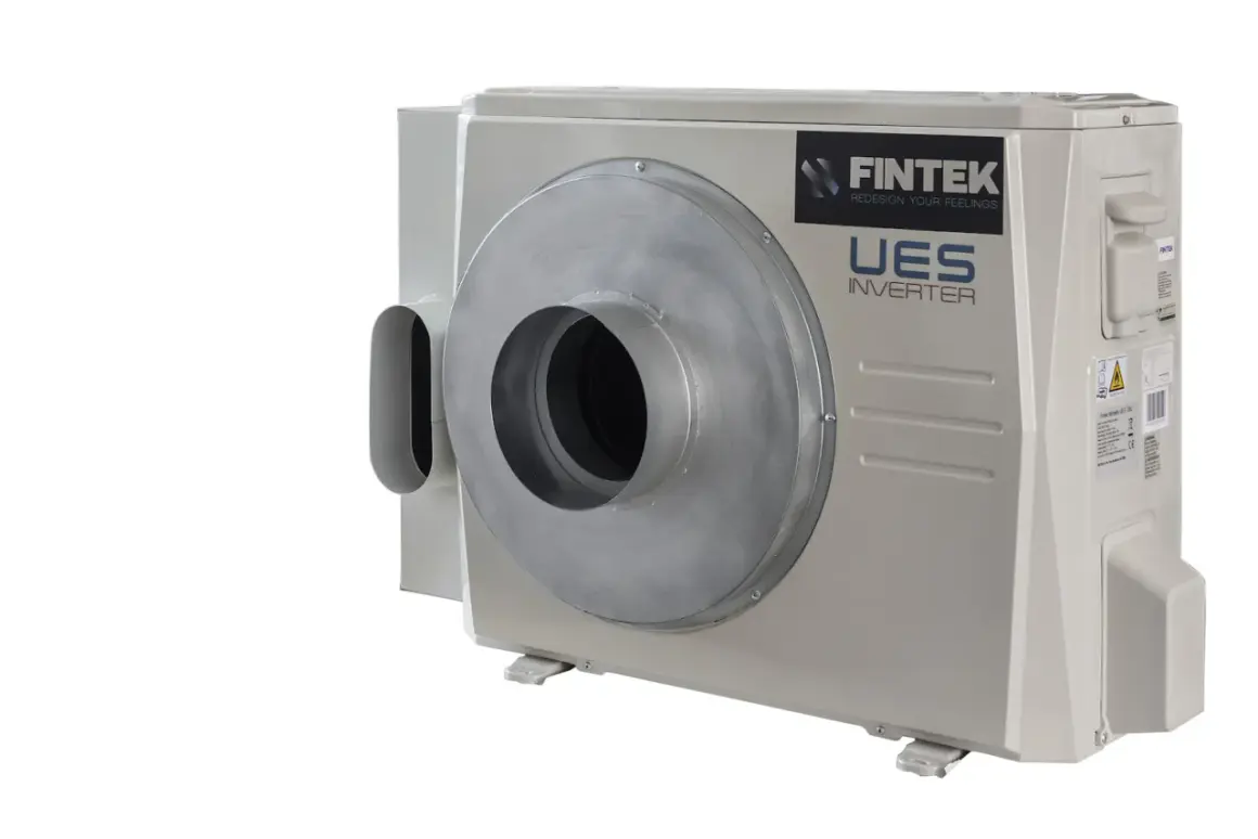 Unità esterna di condizionatore Fintek UES Inverter con un grande condotto circolare, pronto per essere installato nel buco muro.