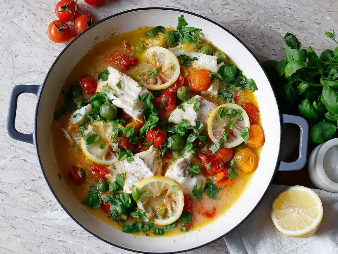 Fisk i en panna med tomater, oliver, citron och basilika. Ett enkelt och gott one pot recept.