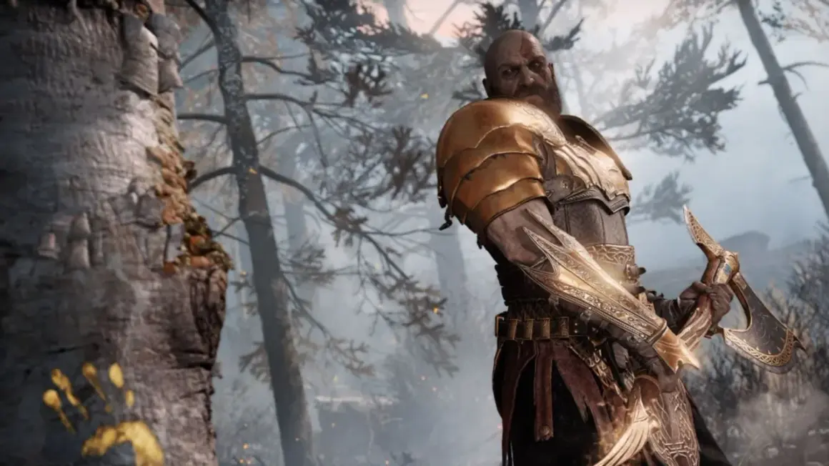 Kratos im neuen Spiel+ von God of War, bereit für neue Abenteuer. Seine goldene Rüstung glänzt im nebligen Wald.