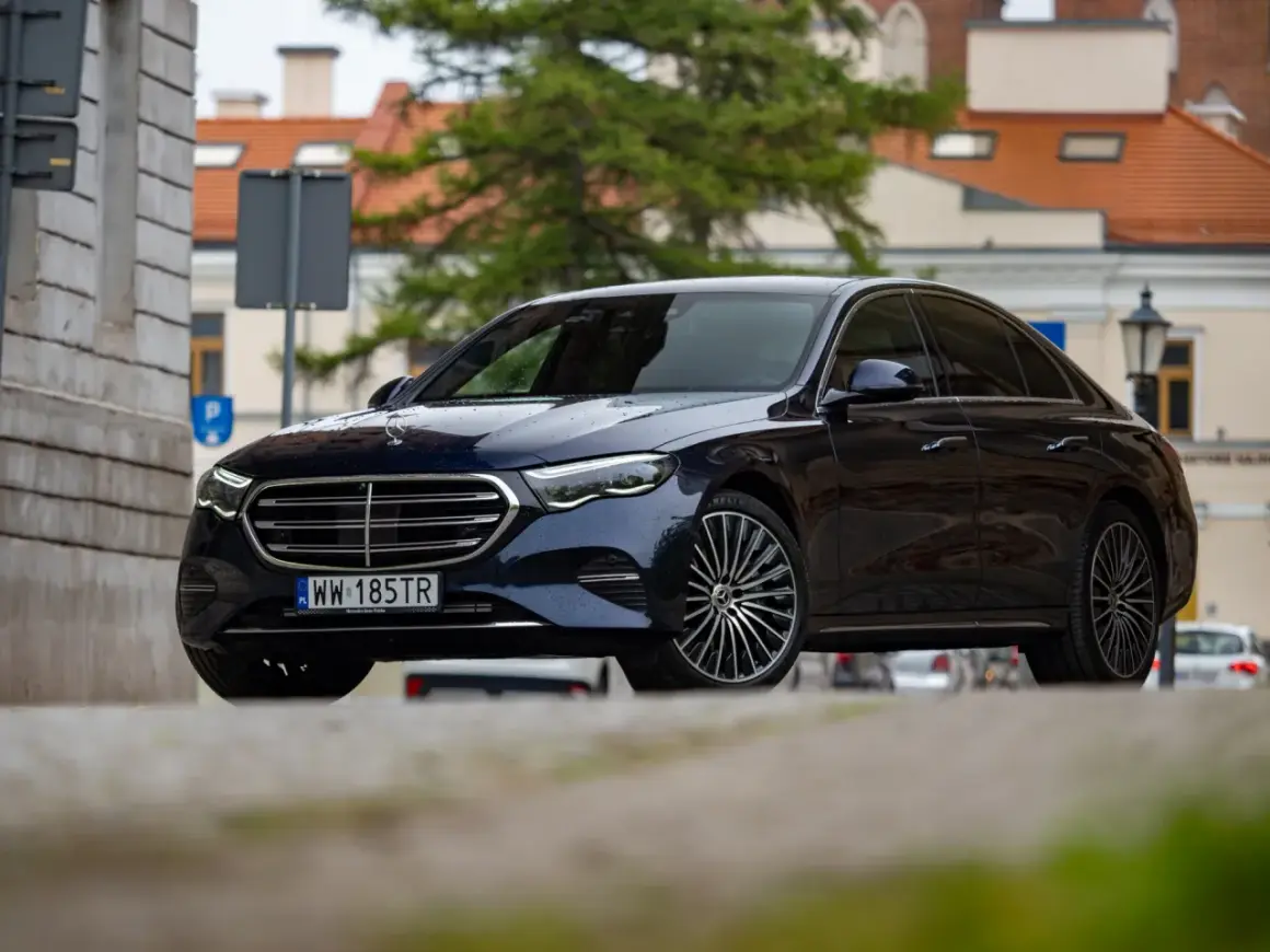 Ciemnogranatowy chiński Mercedes S-klasy z polskimi tablicami rejestracyjnymi WW 185TR stoi na ulicy.