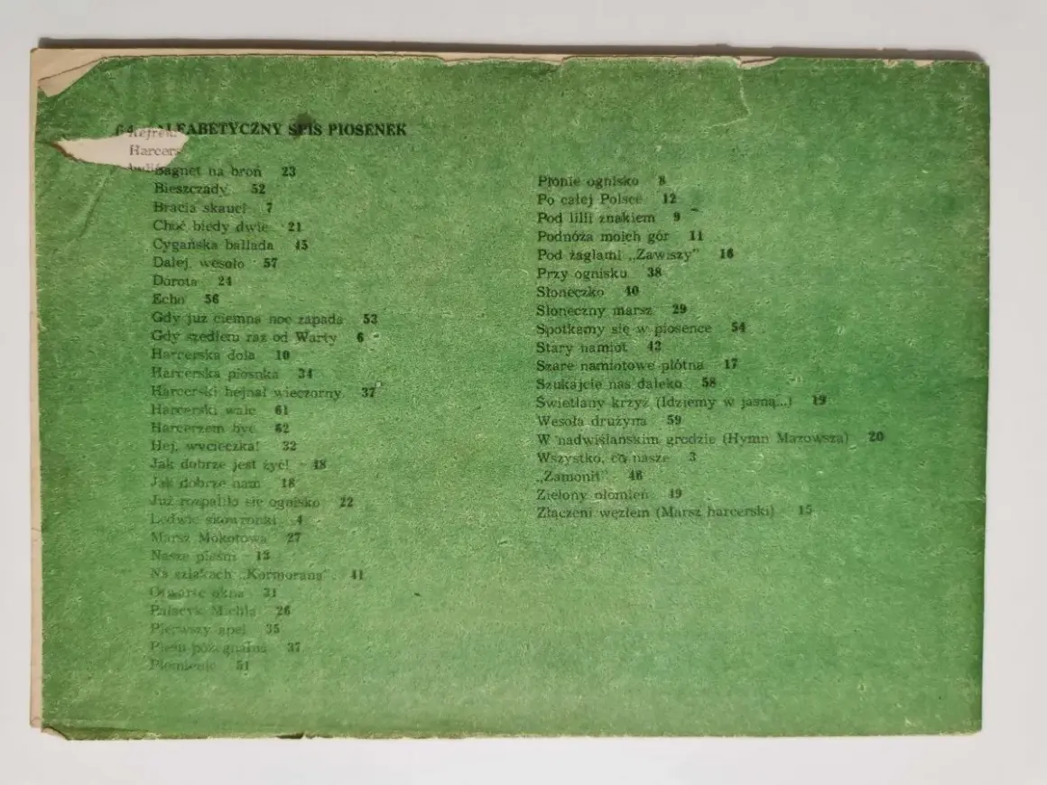 Spis piosenek harcerskich przy ognisku. "Płonie ognisko" i inne utwory, które rozgrzewają serca.