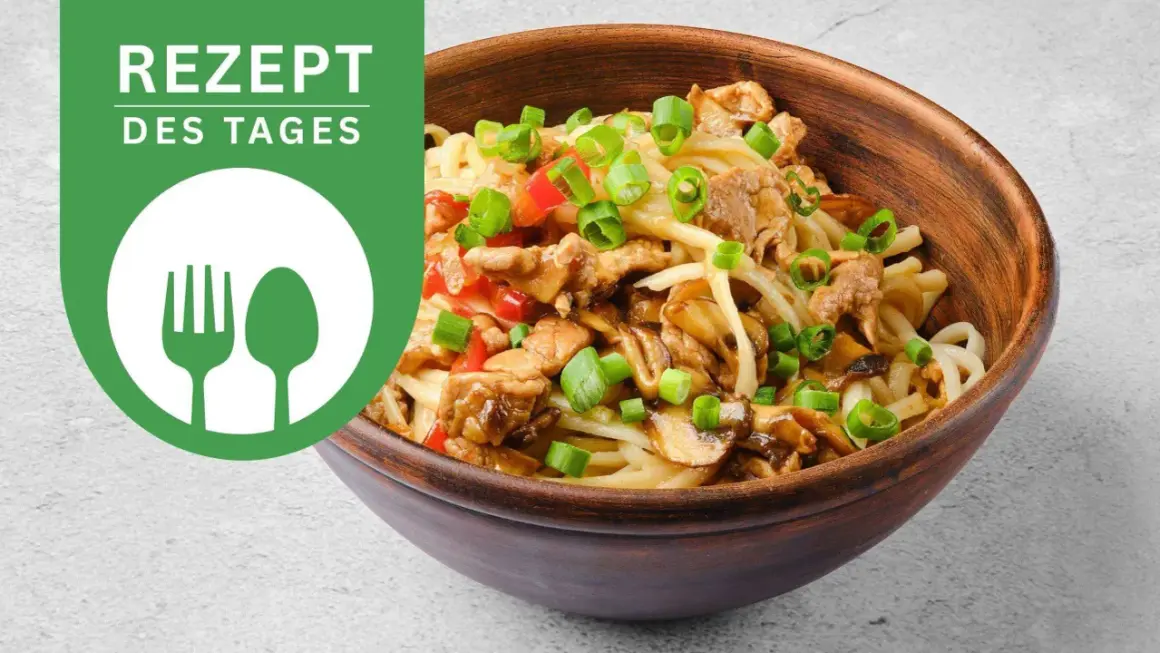 Herzhaftes Gericht mit dicken Udonnudeln, Hühnchen, Pilzen und Frühlingszwiebeln. Ein leckeres Rezept des Tages!