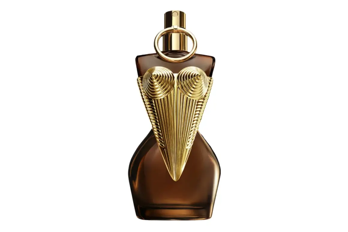 Złoty gorset zdobi butelkę perfum Jean Paul Gaultier Gaultier Divine, symbolizując boską moc i kobiecą siłę.