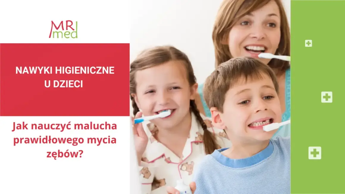 Mama uczy dzieci mycia zębów. Uśmiechnięta dziewczynka i chłopiec szczotkują ząbki. Zdjęcie promuje prawidłowe nawyki higieniczne u dzieci.