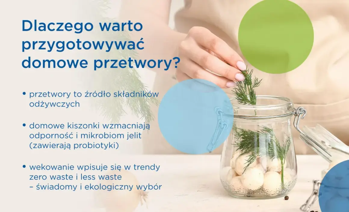 Ręce dodają koperek do słoika z grzybami, przygotowując domowe przetwory.