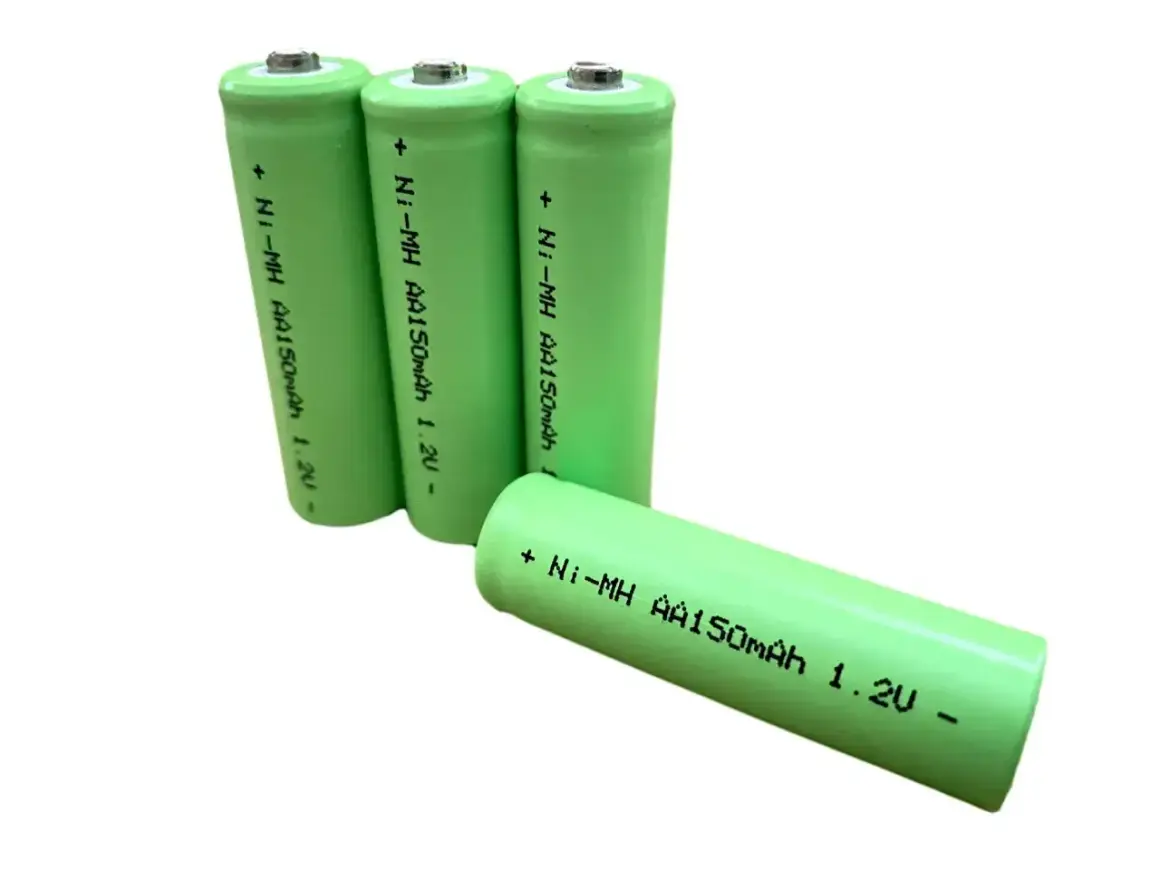 Cztery zielone baterie AA Ni-MH 150mAh 1.2V. Idealne, gdy zastanawiasz się, jakie baterie do lamp solarnych wybrać.