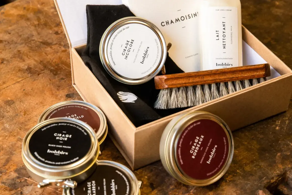 Kit d'entretien pour chaussures : cirages, lait nettoyant, brosse. Idéal pour le temps de séchage imperméabilisant chaussure.