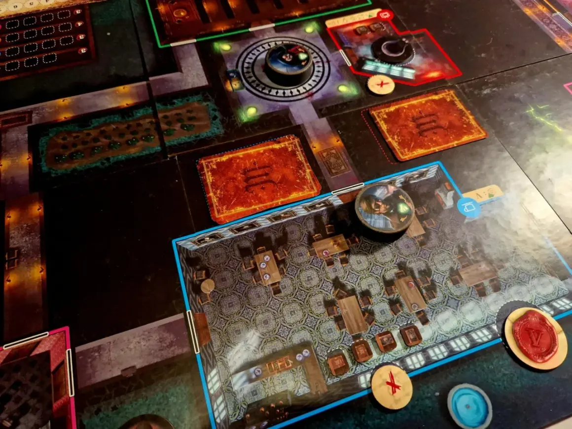 Das **Among Us Brettspiel** zeigt eine detaillierte Spieloberfläche mit verschiedenen Räumen, Spielsteinen und Karten.