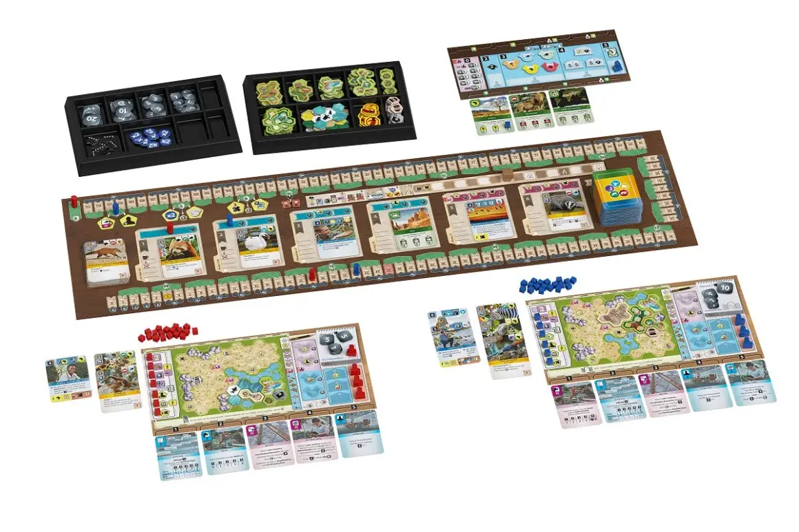 Brettspiel-Komponenten für Arche Nova. Hier sind einige Arche Nova Tipps: Spielbretter, Karten mit Tieren und Lebensräumen, Würfel und Marker.