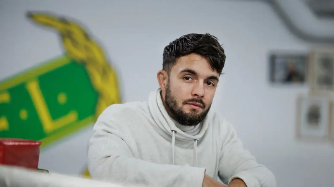 Anthony Yigit, en svensk boxare, blickar mot kameran i en ljus studio.