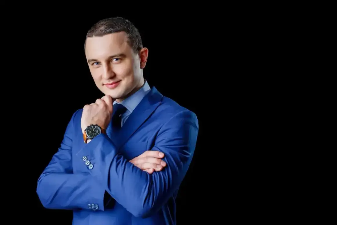 Elegancki mężczyzna w niebieskiej marynarce i krawacie, idealny przykład, zdjęcie do CV jak się ubrać.