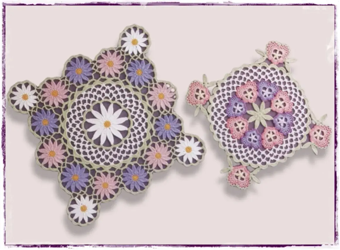 Bellissimi centrini uncinetto con schemi moderni a fiori, in tonalità pastello.
