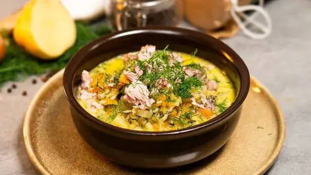Zupa ogórkowa: superfood czy pułapka? Poznaj jej sekrety.