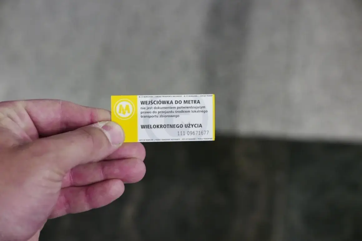 Żółta karta wielokrotnego użytku z symbolem "M" i napisem "Wejściówka do metra" - to nie są bilety na metro warszawa, lecz potwierdzenie wejścia.